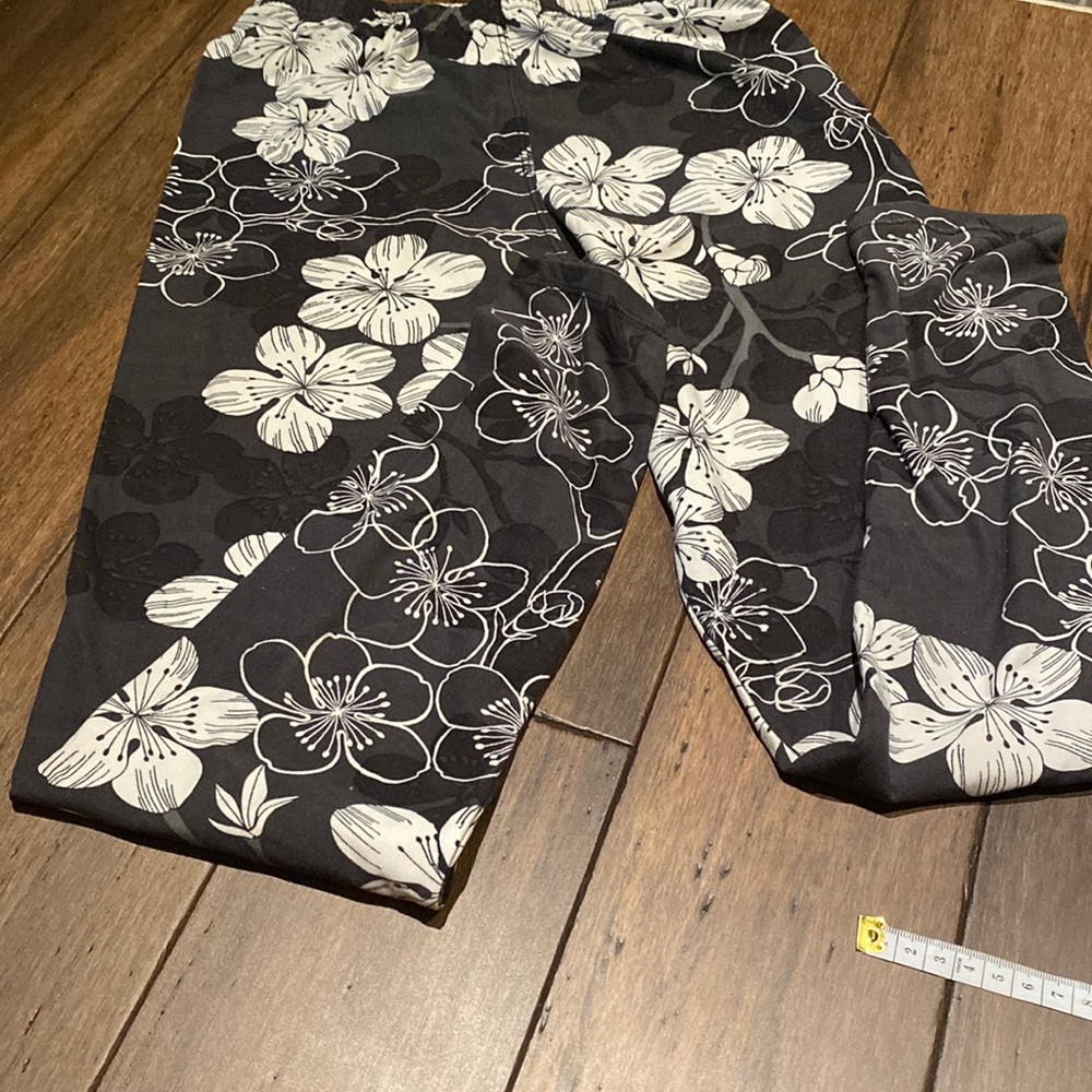 Flowers leggins one size black gray white like new